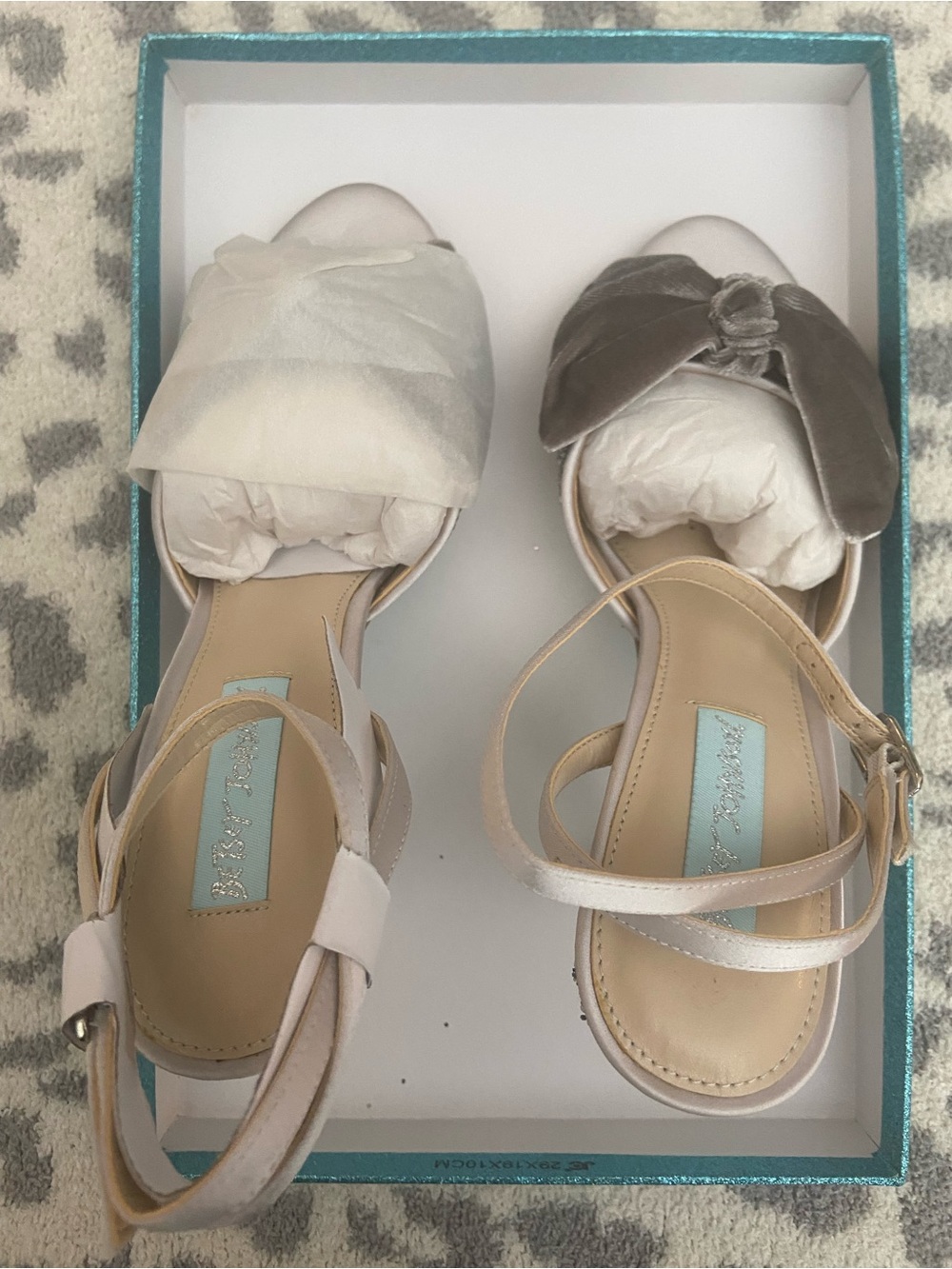 NIB BLUE BY BETSEY JOHNSON JILLY VELVET BOW & GLITTER HEELS SIZE 6.5 - Picture 2 of 7
